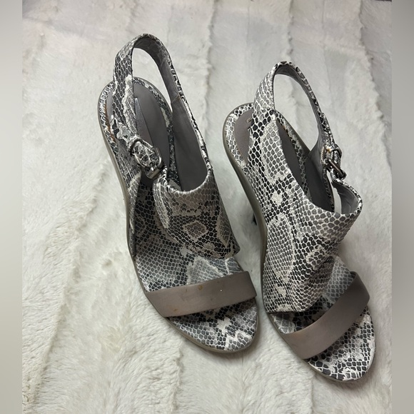 BCBG snake print sandals size 6 - grey and white with brown heel - Picture 1 of 6